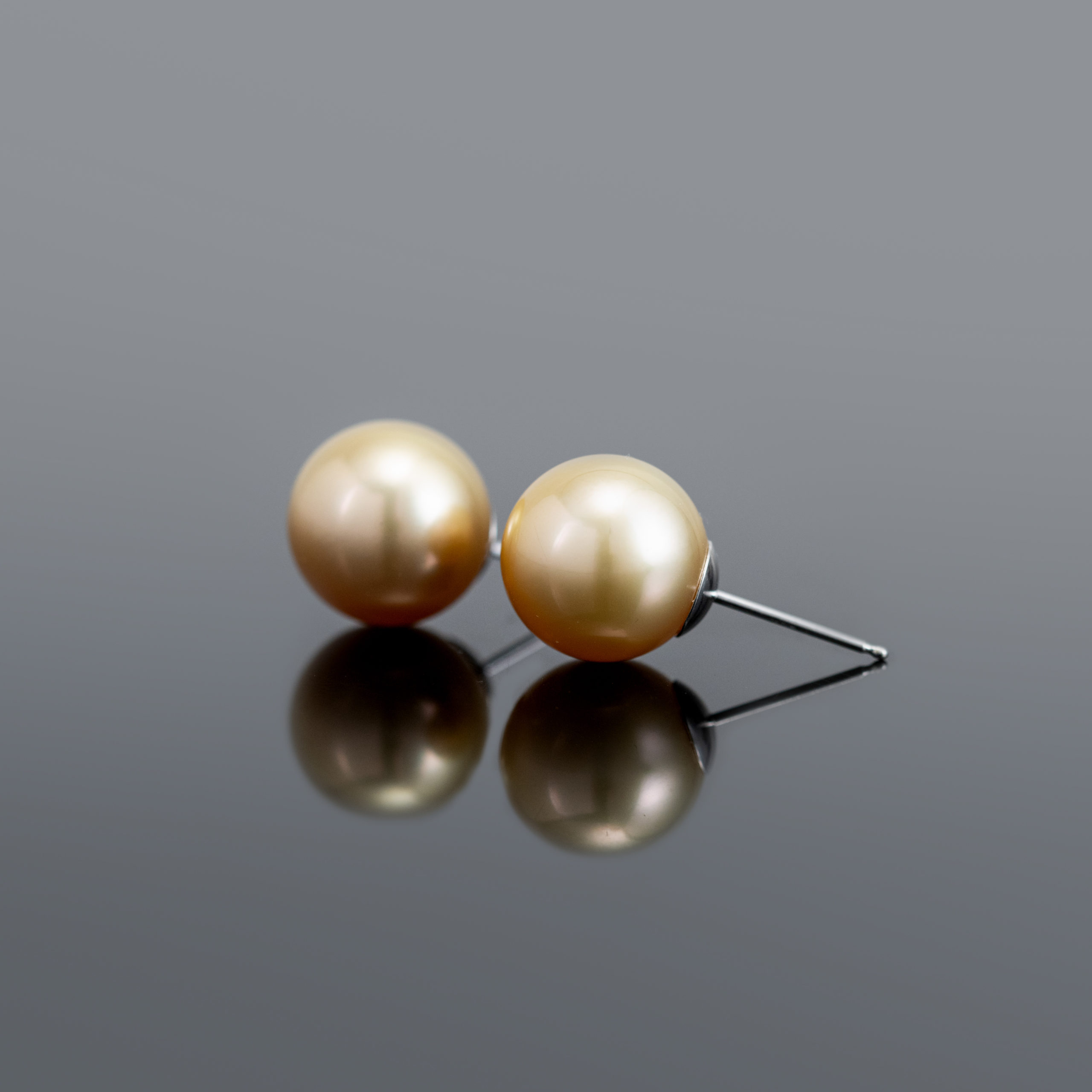 5 Bean Pearls Gold Earrings – SINGULARU